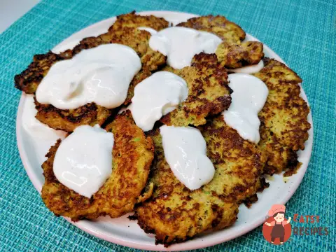 Оладки з кабачків у сметанно-лаймовому соусі