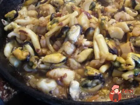 Морський коктейль під вершковим соусом