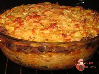 Запіканка зі спагетті та м'ясним прошарком