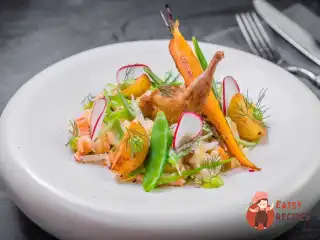 Олів'є з перепілкою та раковими шийками