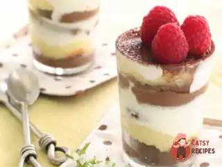 Молочно-шоколадне парфе з малиною та збитими вершками