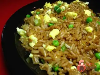 Рис із омлетом та зеленню