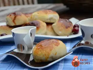 Пиріг із дріжджового тіста на кефірі.