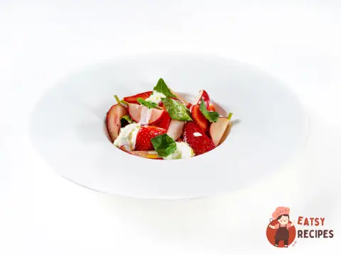 Салат із маринованою редискою та полуницею