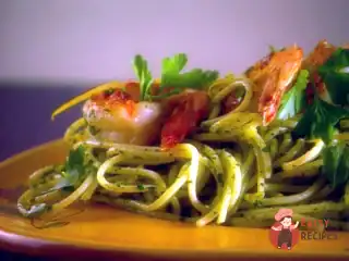 Спагетті з соусом песто з руколи та королівськими креветками