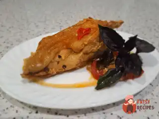 Куряча грудинка на сковороді з базиліком