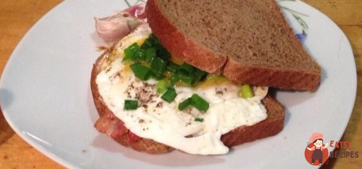 Сендвіч з беконом, яйцем та вершковим сиром