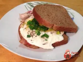 Сендвіч з беконом, яйцем та вершковим сиром