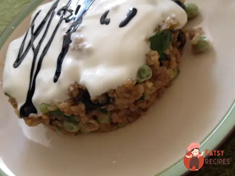 Пшенична каша-піца з оливками