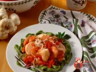 Феттучіні з креветками в густому томатно-шафрановому соусі