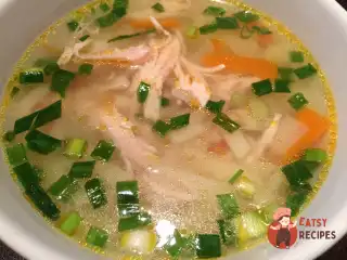 Курячий суп з рисом і зеленою цибулею