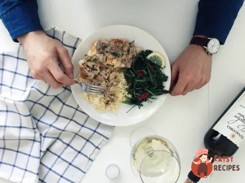 Смажене курча з грибним соусом