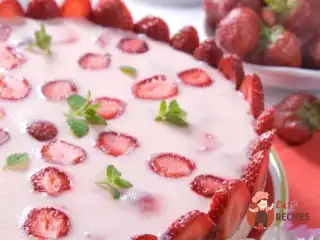 Полунична шарлотка з сиром