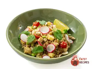 Високобілковий пісний салат із веганською куркою