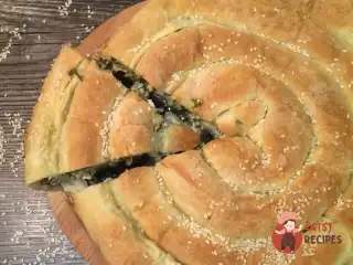 Листковий пиріг з сиром, сиром та зеленню