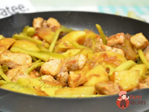 Свинина тушкована з овочами