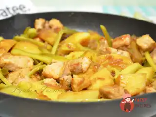 Свинина тушкована з овочами