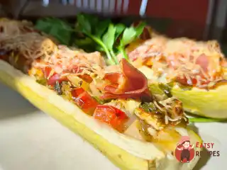 Кабачок запечений з овочами, хамоном та сиром