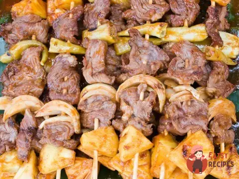 Свинячий шашлик з ананасами
