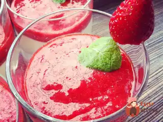 Ванільна панна-котта з полуничним соусом