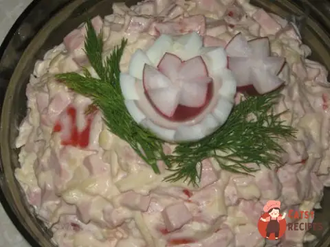 Салат з ковбасою та сиром