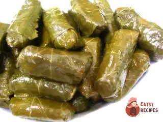Долма з яловичини з соусом мацоні