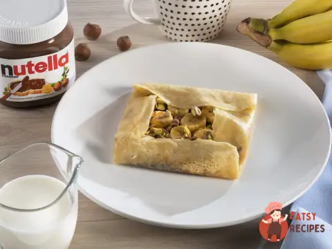 Млинці на кефірі з бананом, Nutella® та фісташками