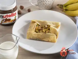 Млинці на кефірі з бананом, Nutella® та фісташками
