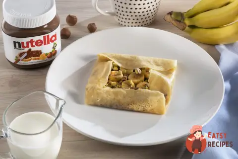 Млинці на кефірі з бананом, Nutella® та фісташками