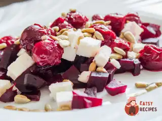 Салат з буряком, вишнею, сиром та горіхами
