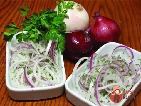 Салат із маринованої цибулі