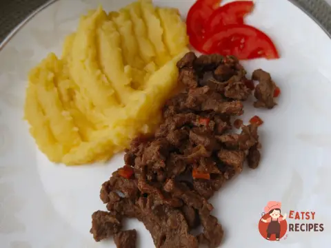 Гуляш яловичий з морквою