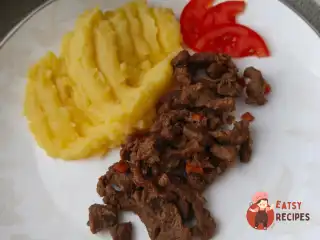 Гуляш яловичий з морквою