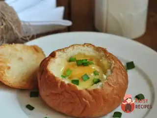 Яєчня в булці з шинкою