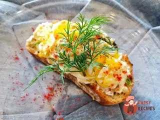 Гостра брускетта з перепелиними яйцями