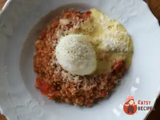 Томатна гречка з яйцем і пармезаном