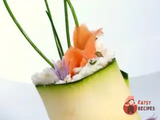 Суші з цукіні з лососем та кроповим соусом