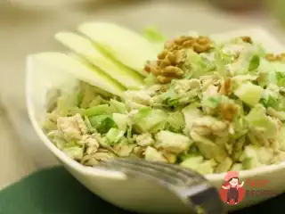 Легкий салат з курячою грудкою та селерою