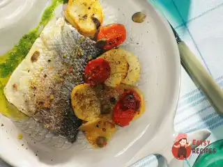 Сибас з картоплею, каперсами та помідорами