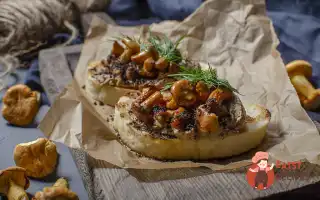 Брускетти З Лисичками Та Паштетом З Курячої Печінки.