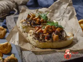 Брускетти з лисичками та паштетом з курячої печінки.