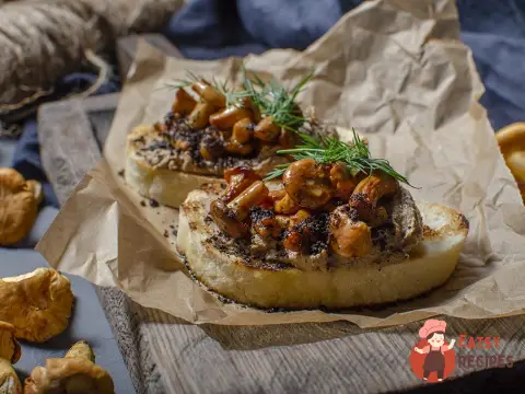 Брускетти з лисичками та паштетом з курячої печінки.