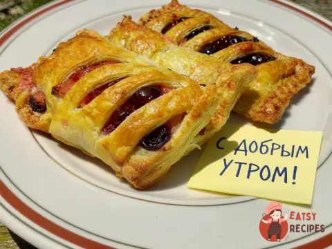 Дуже прості слойки з листкового тіста з варенням