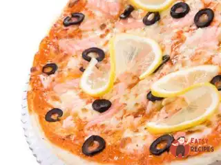 Піца зі смаженою рибою та червоною ікрою