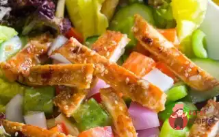 Салат З Індички З Цибулею, Перцем Та Кунжутом Під Медовим Соусом.