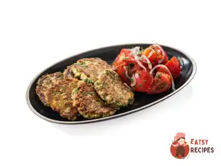 Оладки з баклажанів із салатом із помідорів