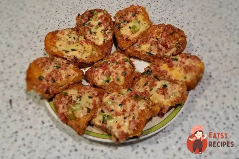 Грінки з сиром, ковбасою та зеленню на сковороді