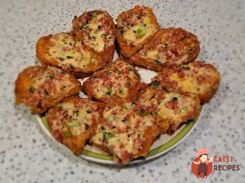 Грінки з сиром, ковбасою та зеленню на сковороді