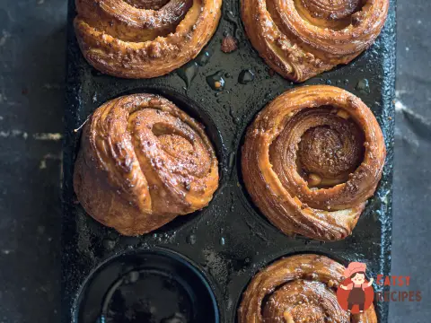 Ранкові булочки з мигдалем