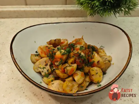 Закусочні шампіньйони на сковороді